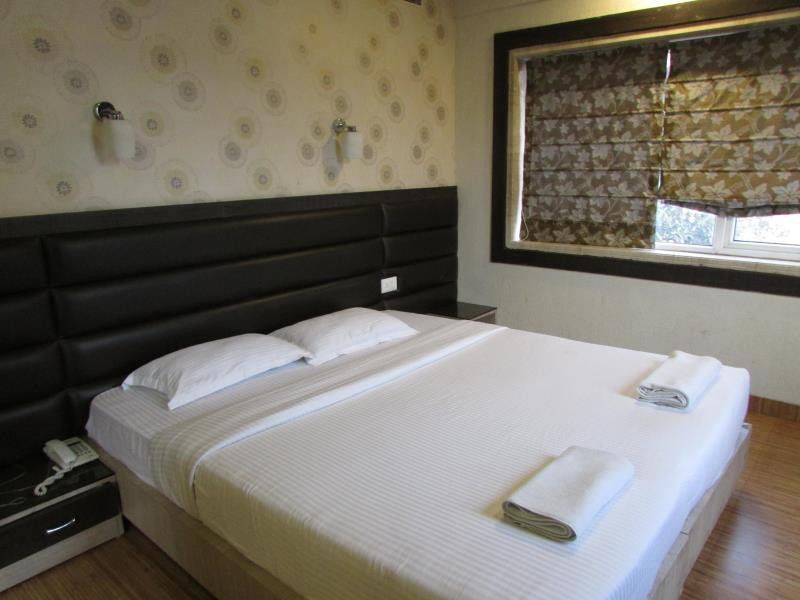 Hotel Emerald Kolkata Bagian luar foto