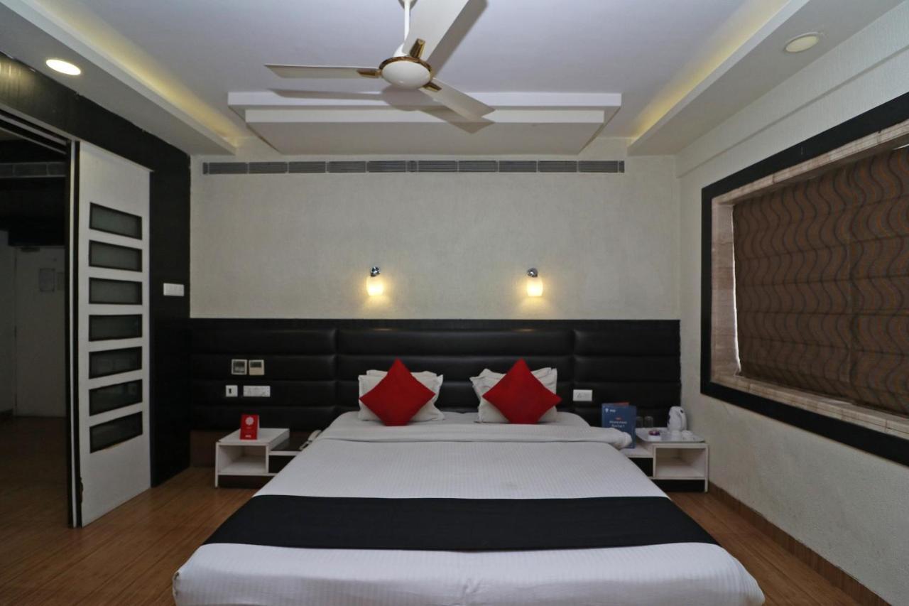Hotel Emerald Kolkata Bagian luar foto